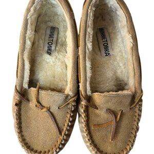 Minnetonka Womens Tan Suede Moccasin Slippers Size 8M With Faux Fur Lining & Rub
